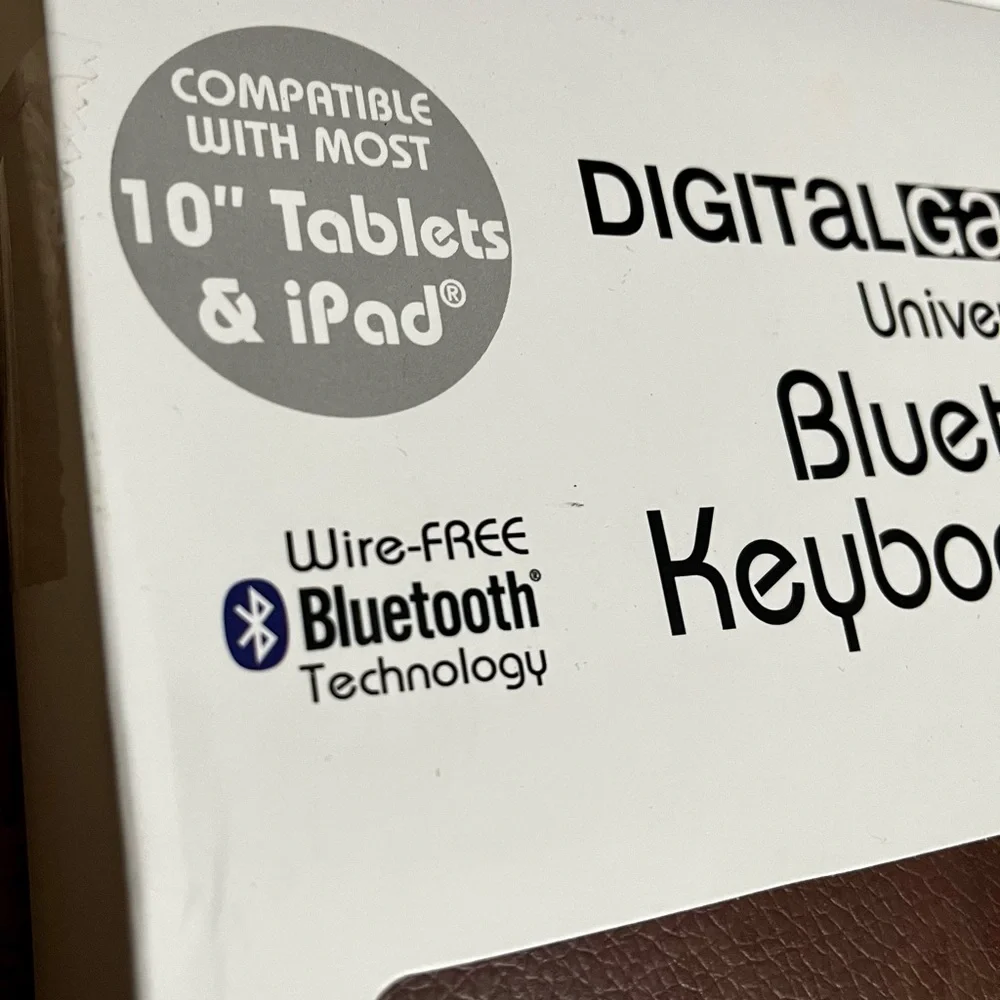 NIB Digital Gadgets Universal Bluetooth wire free keyboard case